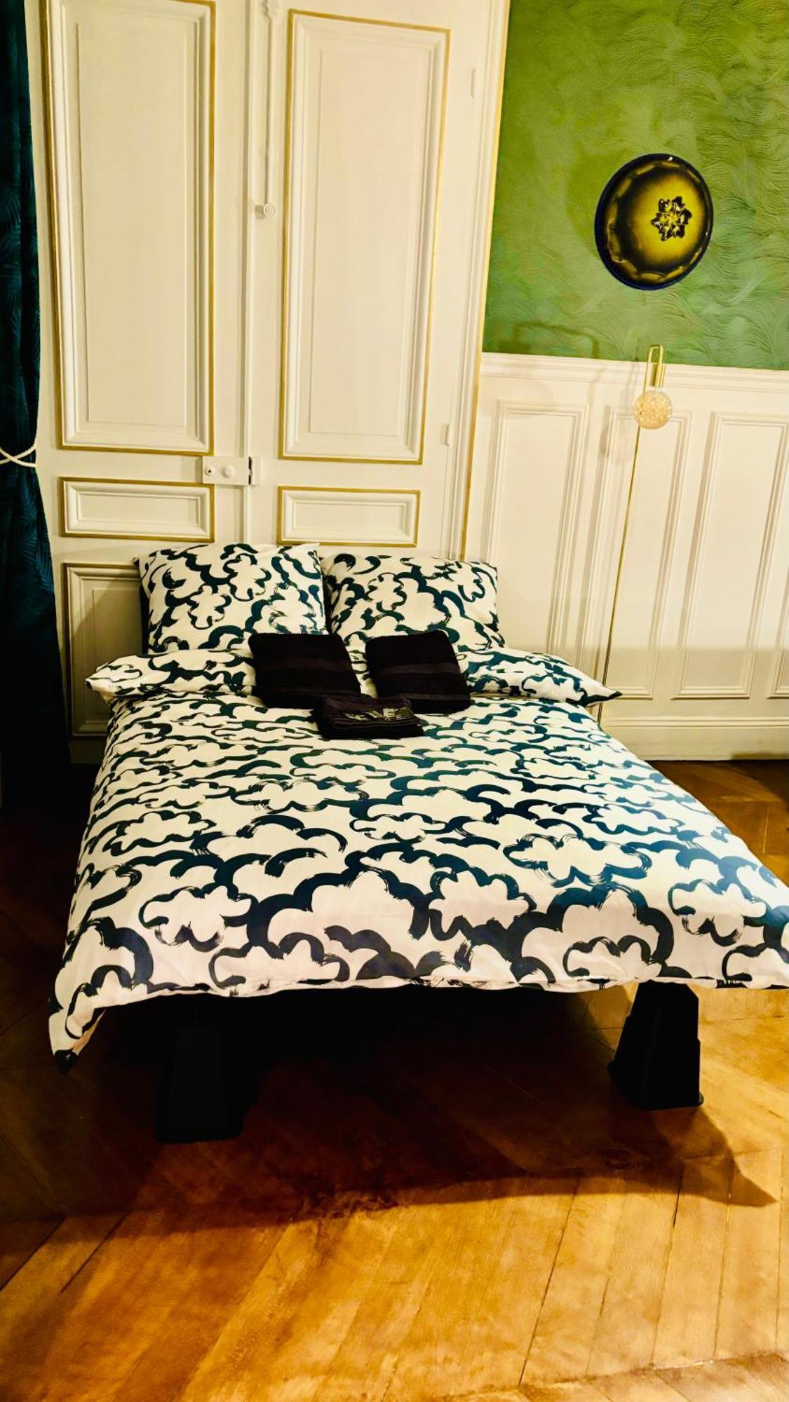 Charme, Confort Et Tradition A Cote De Montmartre